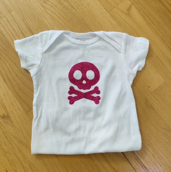 3/$10 Skull & Cross Bones Onesie - Picture 1 of 3